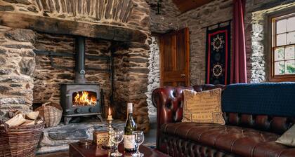 Traditional Style Thatched Cottage With Modern Amenities