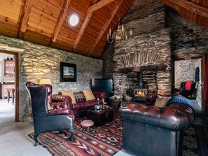 House | 2 bedrooms - Traditional Style Thatched Cottage With Modern Amenities (Greenane)