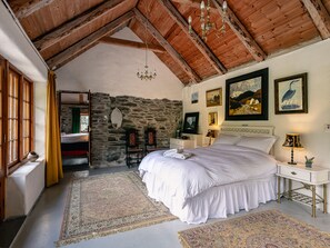 House | 2 bedrooms - Traditional Style Thatched Cottage With Modern Amenities (Greenane)