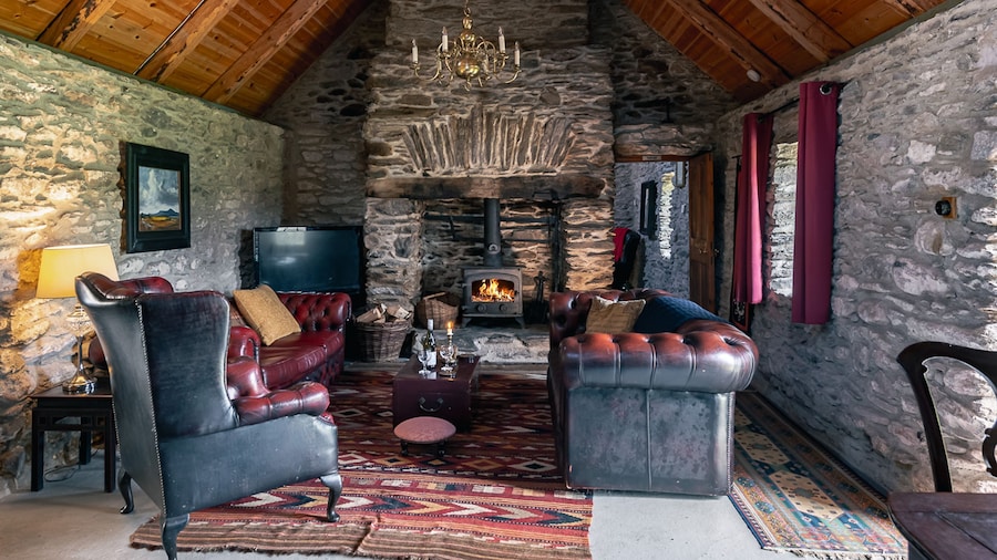Traditional Style Thatched Cottage With Modern Amenities