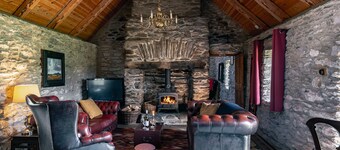 Traditional Style Thatched Cottage With Modern Amenities