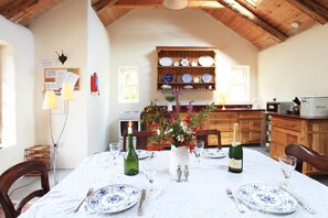 House | 2 bedrooms - Traditional Style Thatched Cottage With Modern Amenities (Greenane)