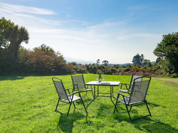 House | 2 bedrooms - Traditional Style Thatched Cottage With Modern Amenities (Greenane)