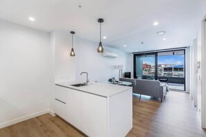 Fridge, oven, stovetop, dishwasher