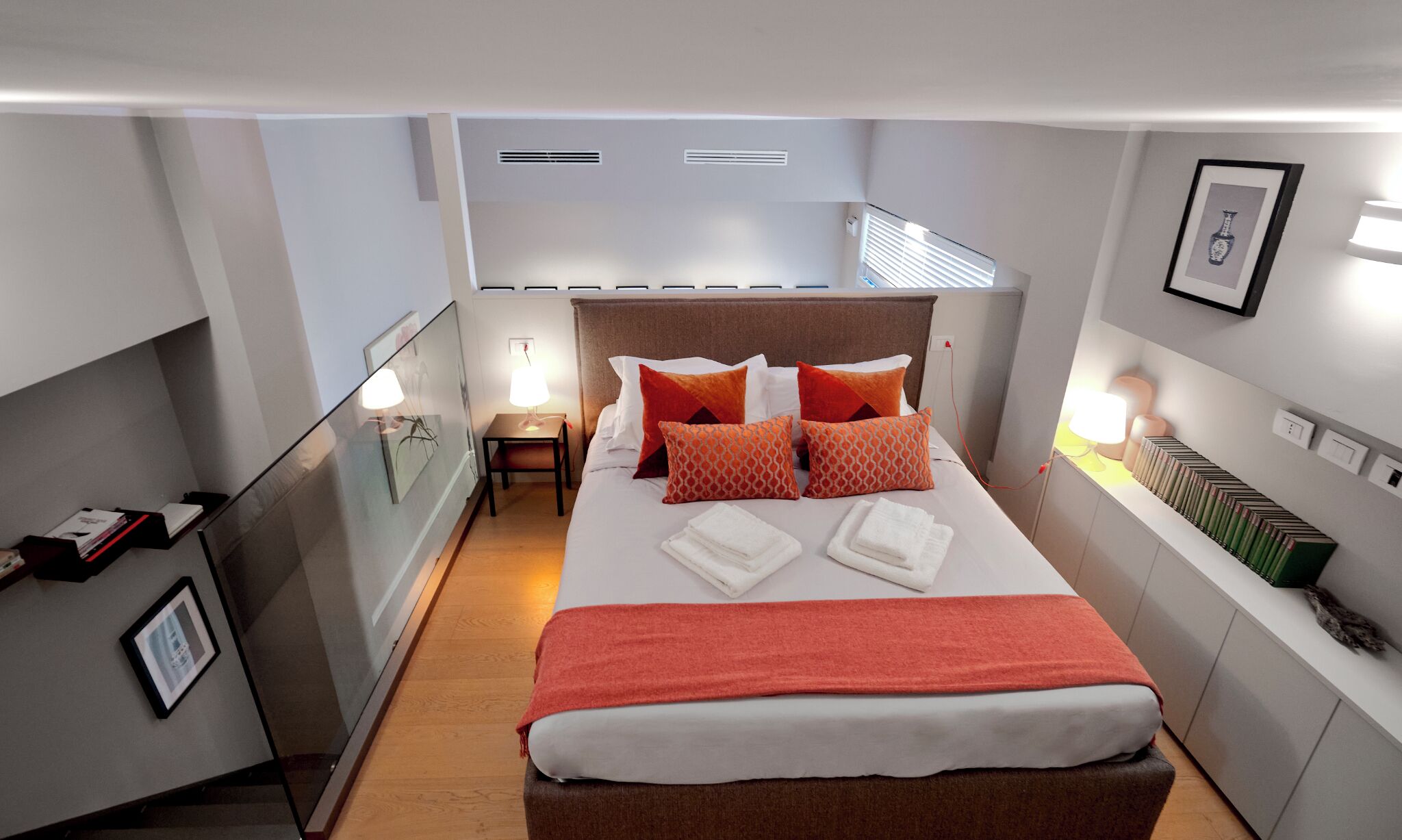 Loft superior, 1 llit doble i sofà llit, cuina | 1 dormitori, planxa i posts de planxar i wifi gratuïta 