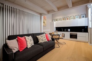 Loft superior, 1 cama matrimonial y sofá cama, cocina | Área de sala de estar