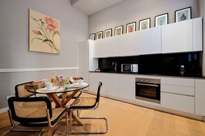 Loft superior, 1 llit doble i sofà llit, cuina | Cuina privada | Bullidora elèctrica i torradora 