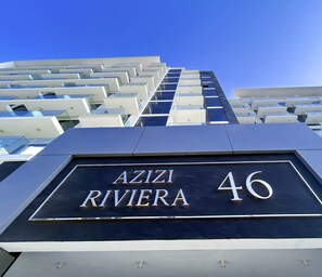 Vista frontal de la propiedad