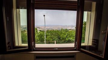 Minibar, Zimmersafe, Schreibtisch, laptopgeeigneter Arbeitsplatz