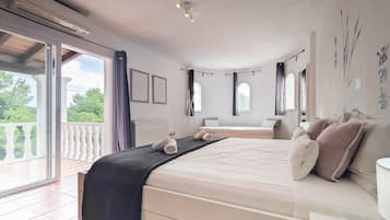 4 slaapkamers, een strijkplank/strijkijzer, gratis wifi, beddengoed