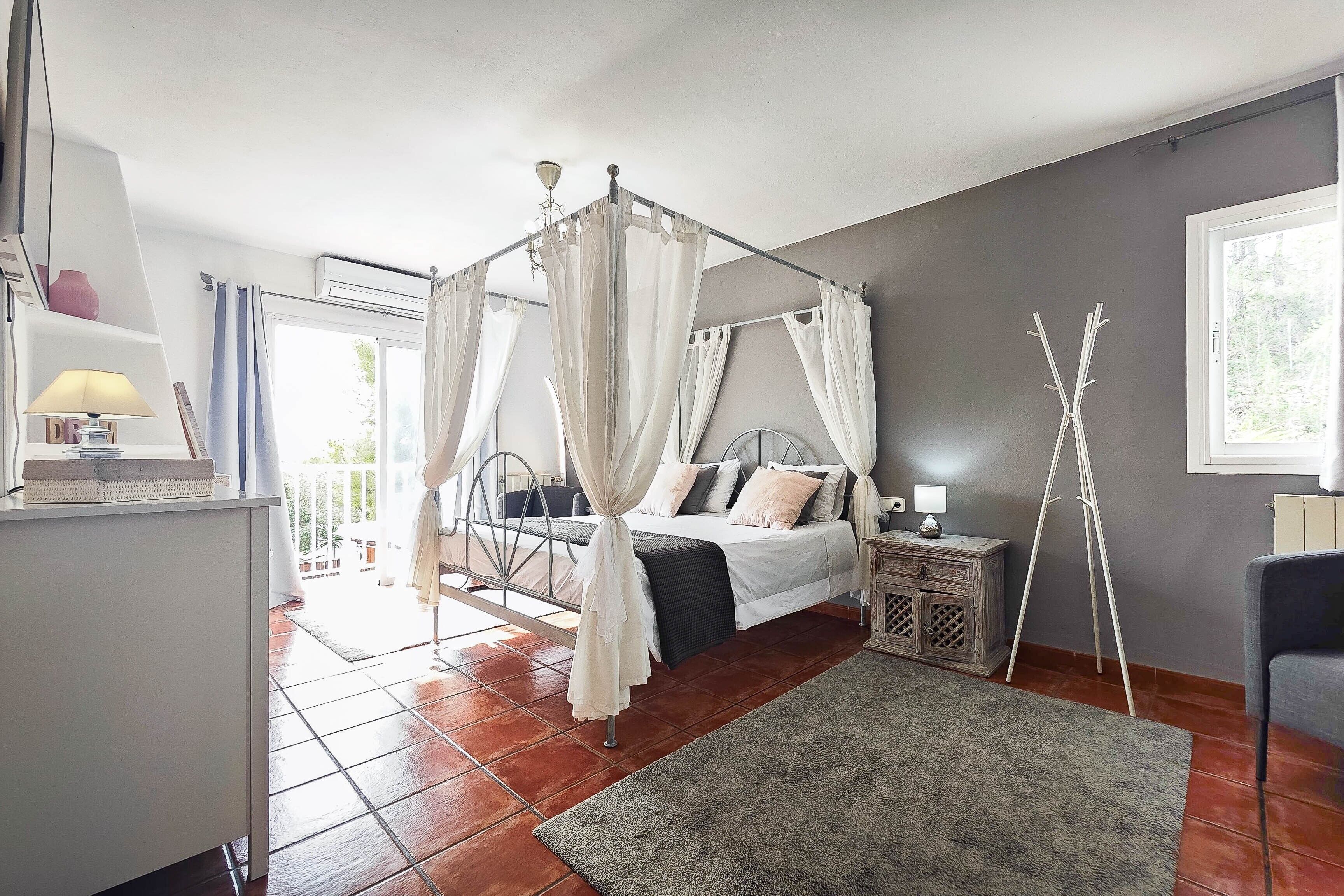 4 bedrooms, iron/ironing board, free WiFi, bed sheets