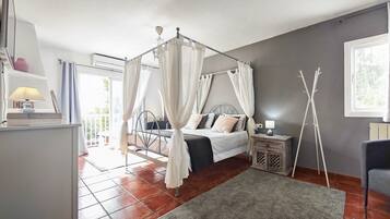 4 bedrooms, iron/ironing board, free WiFi, bed sheets