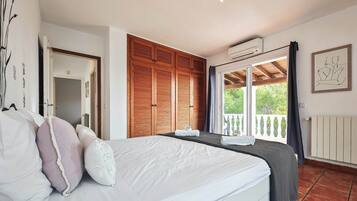 4 slaapkamers, een strijkplank/strijkijzer, gratis wifi, beddengoed