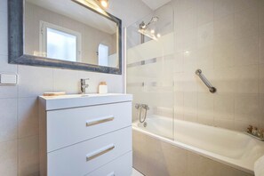 Shower, hair dryer, towels