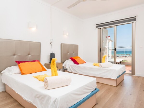 3 bedrooms, iron/ironing board, internet, bed sheets