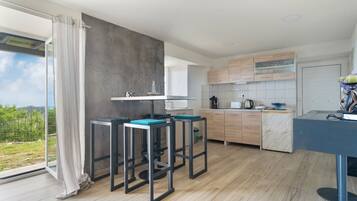 Refrigerador, cafetera y tetera, utensilios de cocina y condimentos