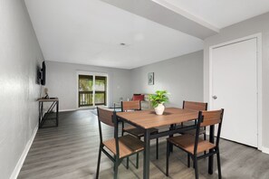 Dining - Sweetwater 7E I Beautiful 2Bd Apt I Free Parking (Gainesville)