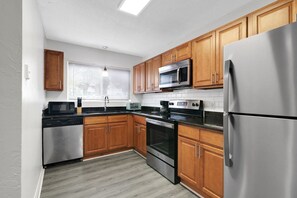 Fridge, microwave, oven, stovetop - Sweetwater 7E I Beautiful 2Bd Apt I Free Parking (Gainesville)