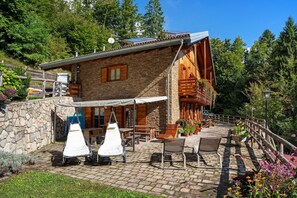 Outdoor dining - Room 'Faggio' with Mountain View, Private Garden and Balcony (Roncegno Terme)