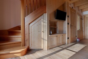 Interior - Room 'Larice' with Mountain View, Shared Garden and Balcony (Roncegno Terme)