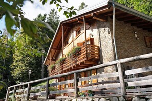 Exterior - Room 'Larice' with Mountain View, Shared Garden and Balcony (Roncegno Terme)