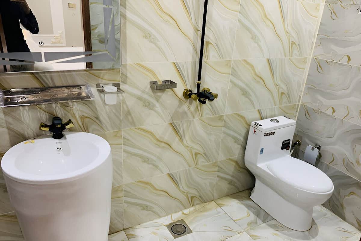 Dusche, HandtĂŒcher, Seife, Toilettenpapier