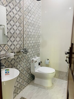 Suíte estúdio | Banheiro | Chuveiro, toalhas de banho, sabonete, papel higiênico