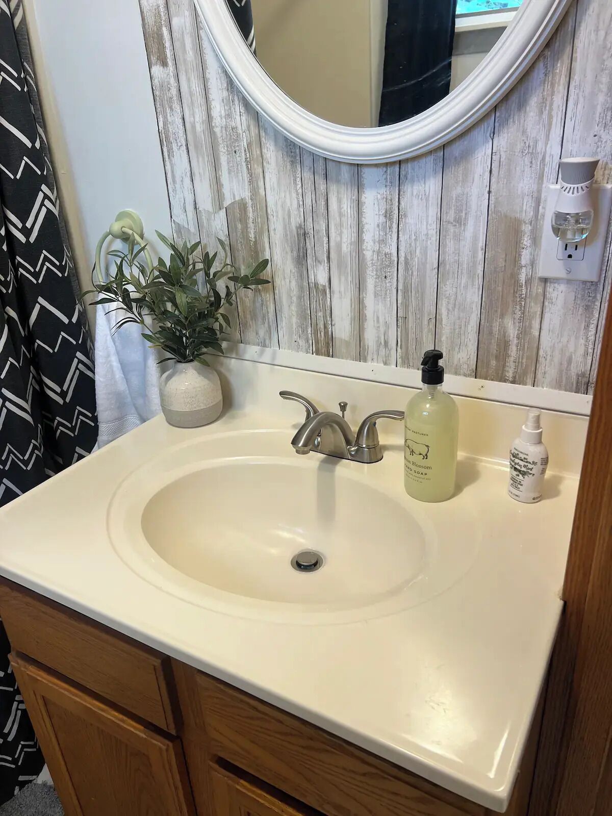 Sèche-cheveux, serviettes fournies, savon, papier toilette