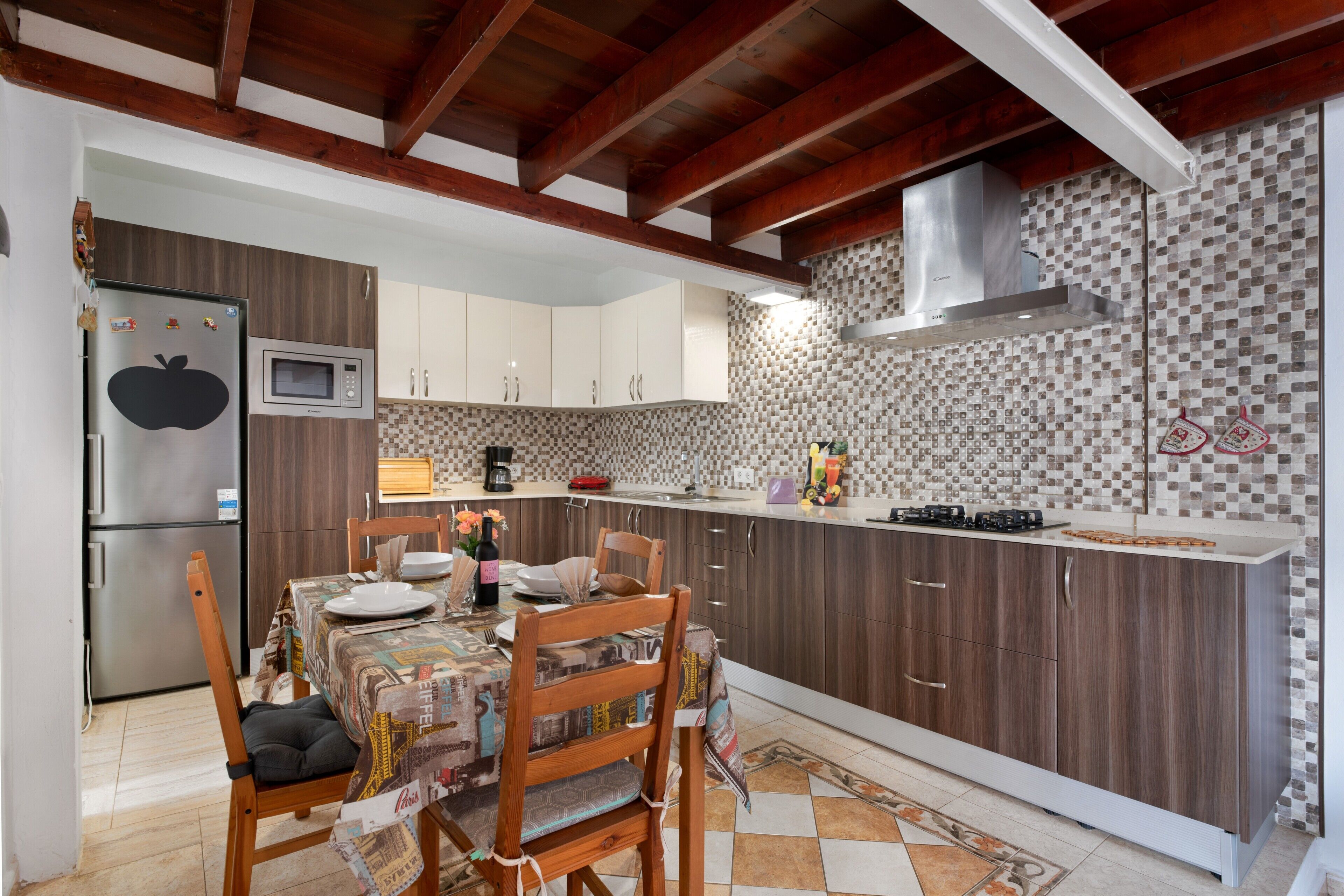 Réfrigérateur, micro-ondes, plaque de cuisson, cafetière/bouilloire