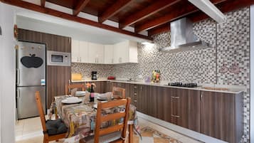 Réfrigérateur, micro-ondes, plaque de cuisson, cafetiÚre/bouilloire