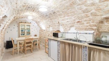 Fridge, coffee/tea maker, electric kettle, highchair