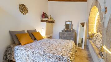 1 habitación, tabla de planchar con plancha, wifi gratis y ropa de cama