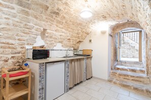 Fridge, coffee/tea maker, electric kettle, highchair