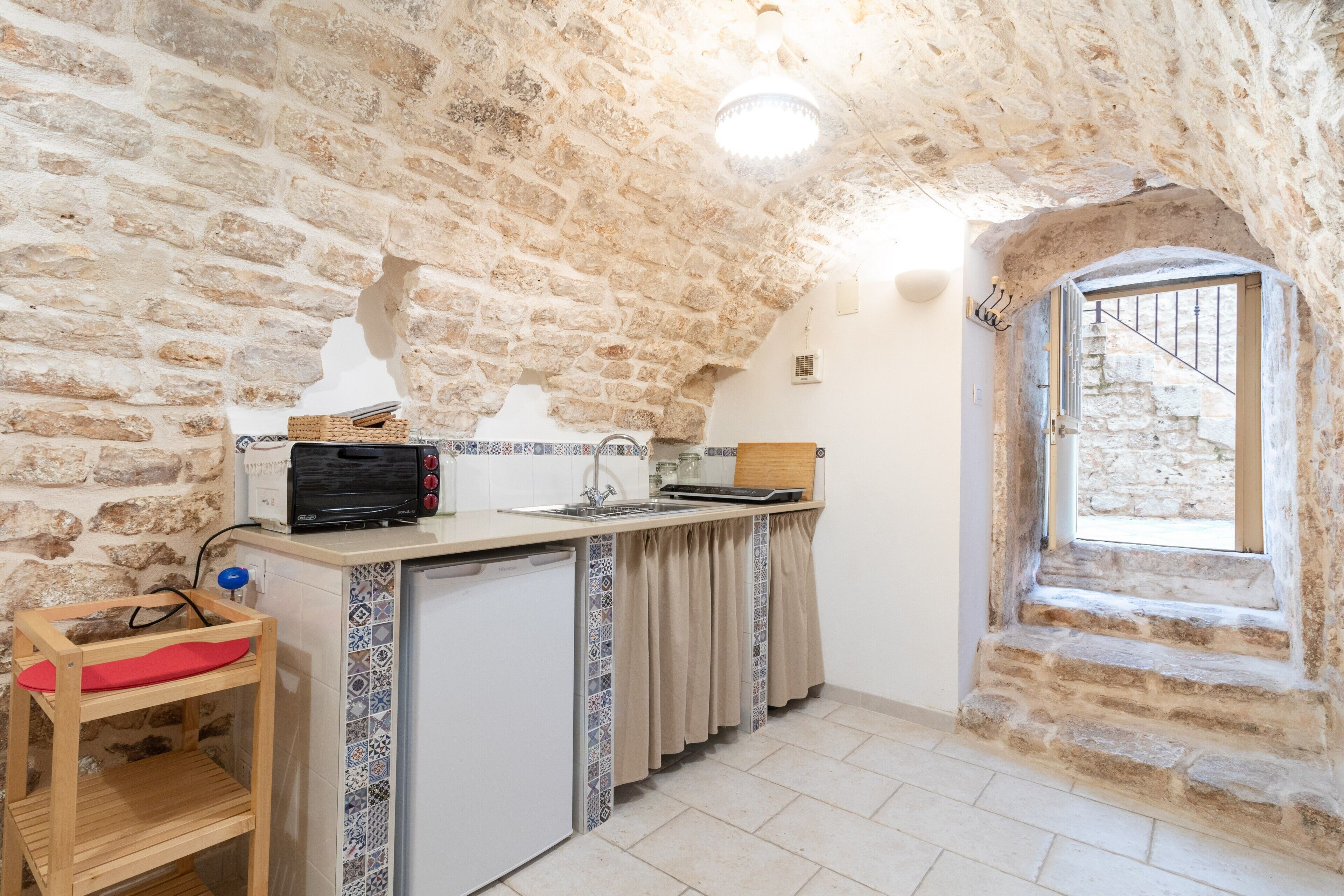 雪櫃、咖啡機/沖茶器、電熱水壺、高腳椅