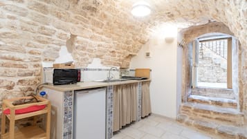 Fridge, coffee/tea maker, electric kettle, highchair