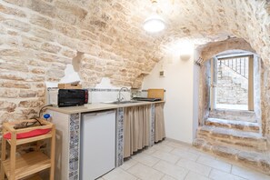 Kylskåp, kaffe- och tebryggare, vattenkokare och barnstol