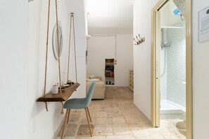 Shower, hair dryer, towels - Holiday Home 'Dimora Marter' with Private Terrace, Wi-Fi and Air Conditioning (Conversano)