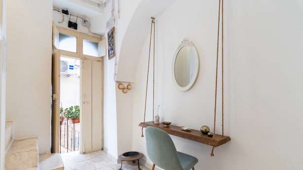 A room with a stone staircase, a wooden chair, a wooden shelf with a mirror, and a hanging swing. - Holiday Home 'Dimora Marter' with Private Terrace, Wi-Fi and Air Conditioning (Conversano)