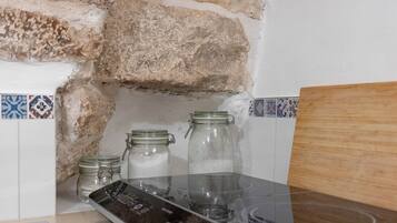 Fridge, coffee/tea maker, electric kettle, highchair