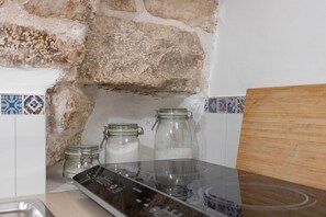 Réfrigérateur, cafetière/bouilloire, bouilloire électrique, chaise haute