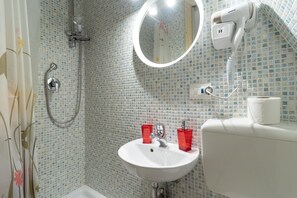 Douche, sèche-cheveux, serviettes fournies