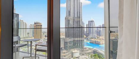 3 phòng ngủ, bàn, khu vực làm việc phù hợp cho laptop