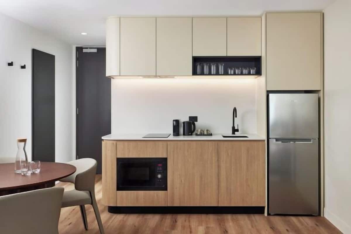 Réfrigérateur, micro-ondes, lave-vaisselle, machine à expresso