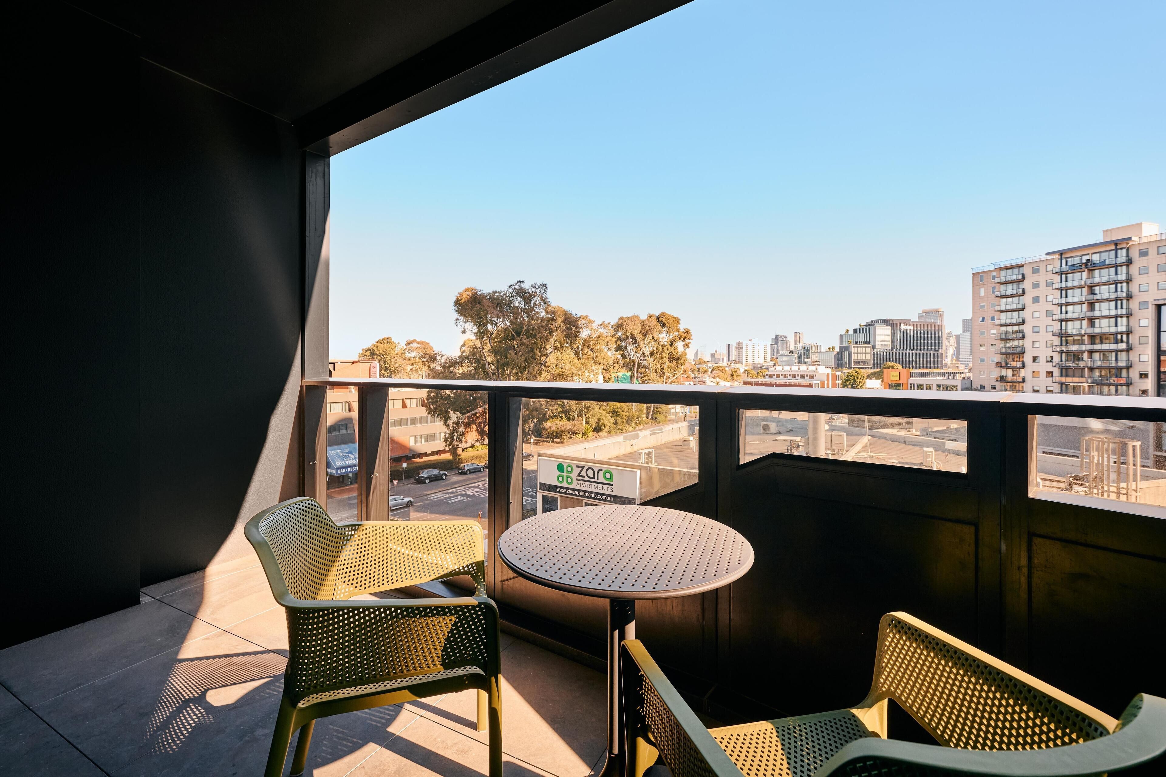 Deluxe Studio, 1 King Bed | Terrace/patio