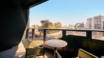 Deluxe Studio, 1 King Bed | Terrace/patio