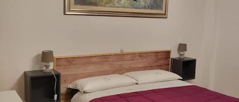 1 habitación, tabla de planchar con plancha, wifi gratis y ropa de cama