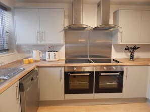 Dishwasher - Stylish, modern and well located en-suite room with parking (Cambridge)