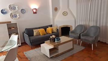 Televisión, chimenea, reproductor de DVD