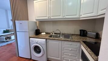 Frigorífico, microondas, horno y placa de cocina