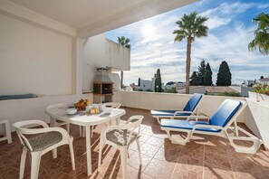 Outdoor dining - Holiday Home 'Casa Da Rocha' with Shared Pool, Wi-Fi and Air Conditioning (Porches)